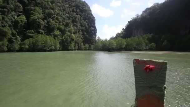 Petit bateau naviguant dans la lagune entre les rochers — Video