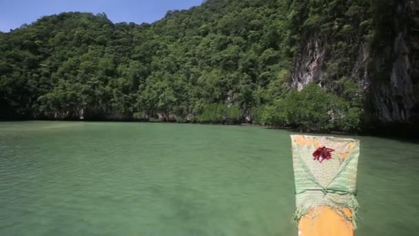 Bootje varen in lagune tussen rotsen — Stockvideo