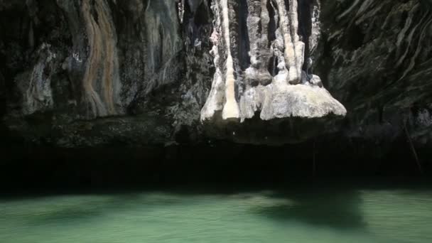 Kis csónak vitorlás lagúna sziklák között — Stock videók
