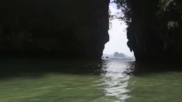 Barco pequeño navegando en laguna entre rocas — Vídeo de stock