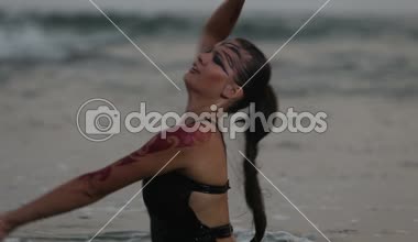 Kız oyuncular su stunts akrobatik dans