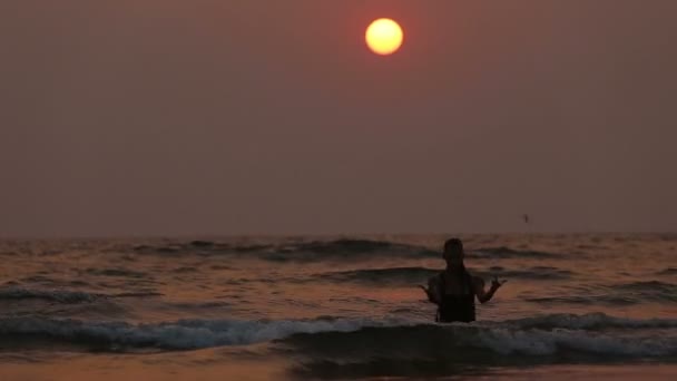 Filles interprètes dansent acrobaties cascades dans l'eau — Video