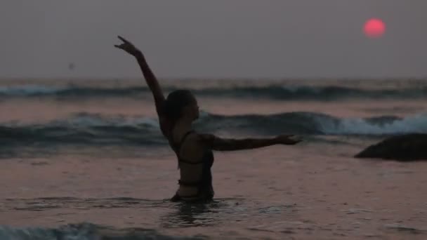 Filles interprètes dansent acrobaties cascades dans l'eau — Video