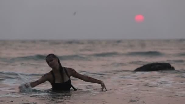 女の子の実行者ダンス水でアクロバティックなスタント — ストック動画
