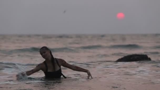 Girl Performers dance acrobatic stunts in water — Stock Video