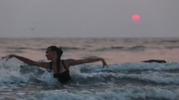 Mädchen tanzen akrobatische Stunts im Wasser