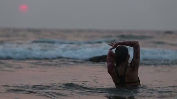 Girl Performers dance acrobatic stunts in water — Stock Video