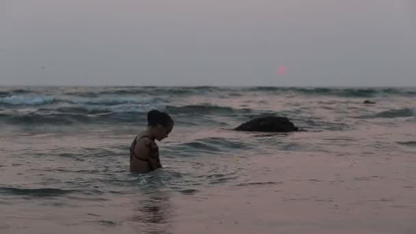 Filles interprètes dansent acrobaties cascades dans l'eau 
