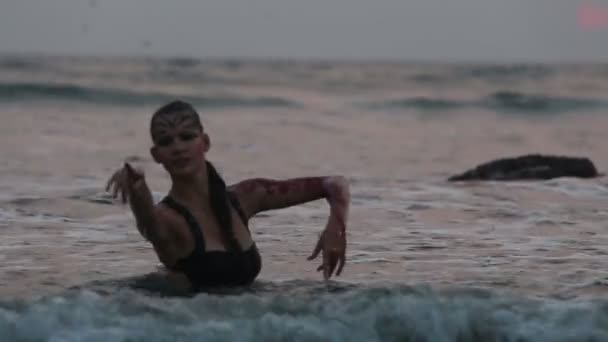 Filles interprètes dansent acrobaties cascades dans l'eau 