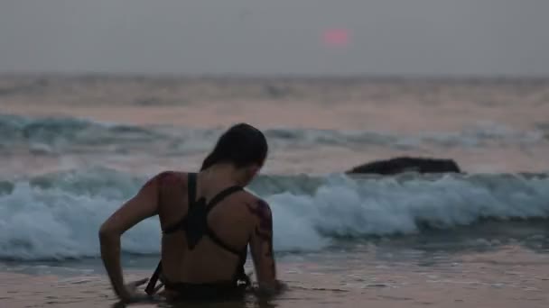 Filles interprètes dansent acrobaties cascades dans l'eau — Video