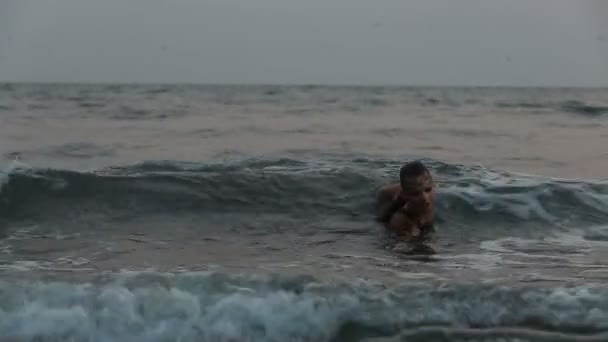 Filles interprètes dansent acrobaties cascades dans l'eau 