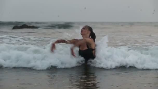 Filles interprètes dansent acrobaties cascades dans l'eau — Video