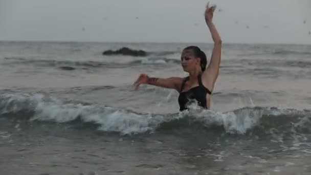 Filles interprètes dansent acrobaties cascades dans l'eau 