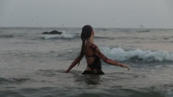 Filles interprètes dansent acrobaties cascades dans l'eau 
