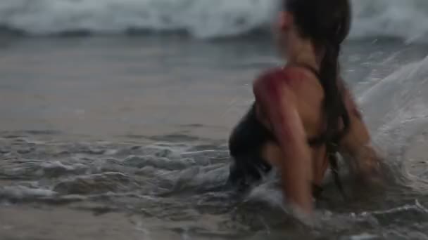 Filles interprètes dansent acrobaties cascades dans l'eau 