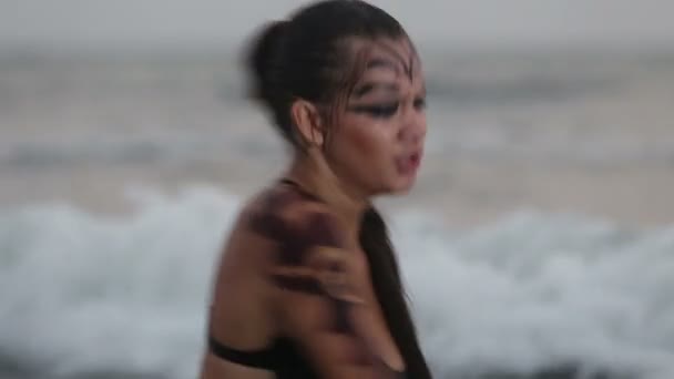 Filles interprètes dansent acrobaties cascades dans l'eau 