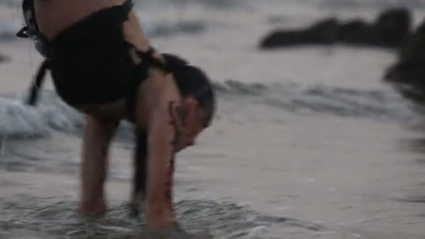 Girl Performers dance acrobatic stunts in water — Stock Video