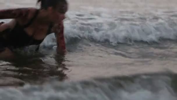 Girl Performers dance acrobatic stunts in water — Stock Video