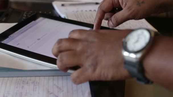 Uomo digitando su tablet mentre seduto sul divano — Video Stock