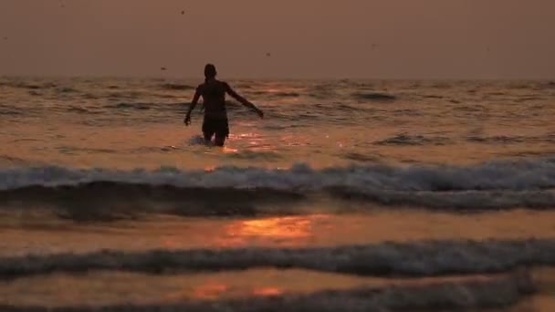Filles interprètes dansent acrobaties cascades dans l'eau 