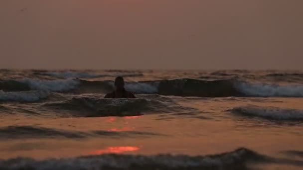 Filles interprètes dansent acrobaties cascades dans l'eau — Video