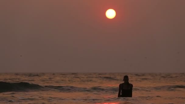 Filles interprètes dansent acrobaties cascades dans l'eau 