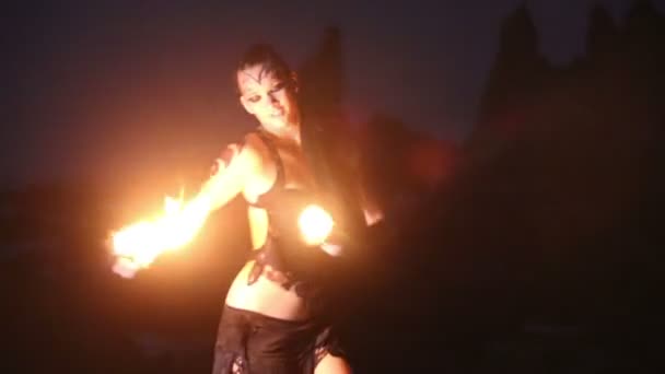 Artista vira o fogo palma tochas desempenho — Vídeo de Stock
