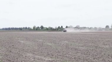 Kara toprağı pulluk tarlayı traktör