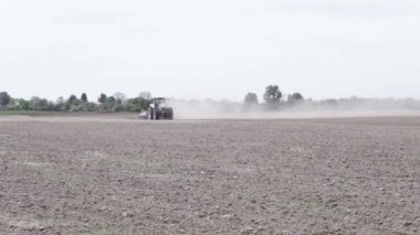 Kara toprağı pulluk tarlayı traktör