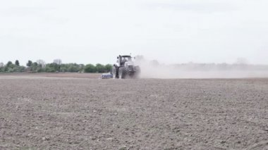 Kara toprağı pulluk tarlayı traktör