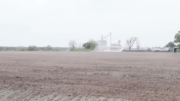 Tractor plowing the black earth plow field — Stock Video