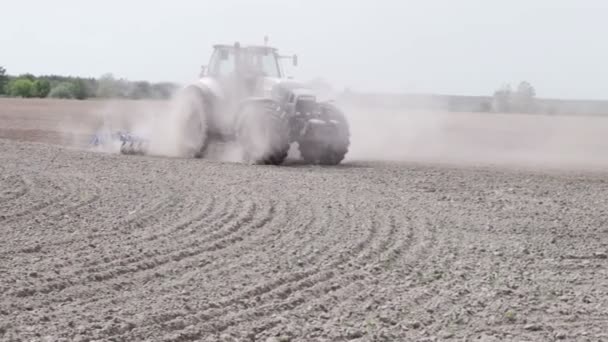 Trator arar o campo arado terra preta — Vídeo de Stock