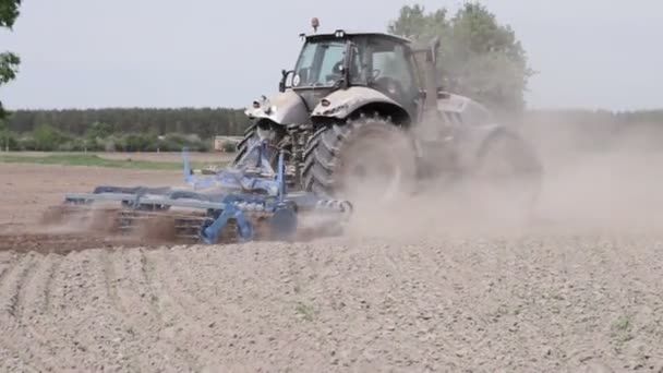 Tractor plowing the black earth plow field — Stock Video