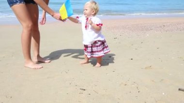 Ukraynalı kostüm nakış plajda kız