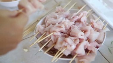 Timsah Kebap şişler üzerinde