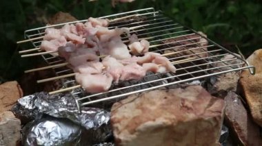 üzerinde şiş kebap