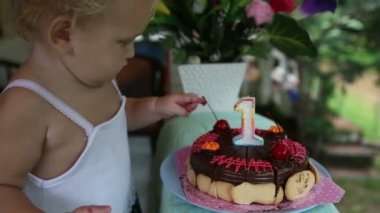 çocuk ve doğum günü pastası