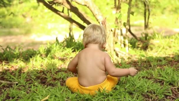 Kleiner Junge spielt auf Hof — Stockvideo