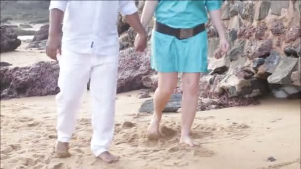 Mann und Frau gehen auf Sand — Stockvideo