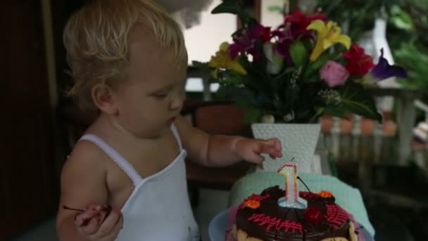 Kind en verjaardag cake — Stockvideo