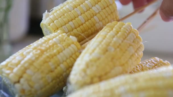 Corn strung on wooden skewers — Stock Video