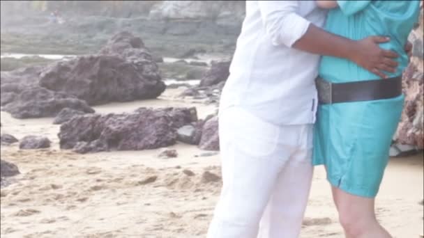 Casal na praia — Vídeo de Stock