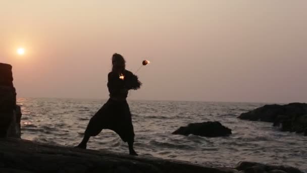 L'homme tourne poi feu 