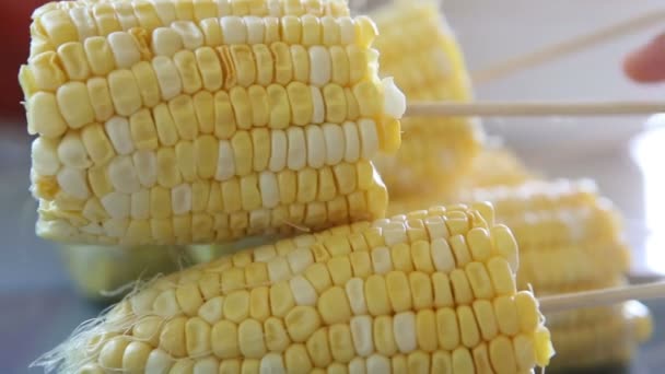 Corn strung on wooden skewers — Stock Video