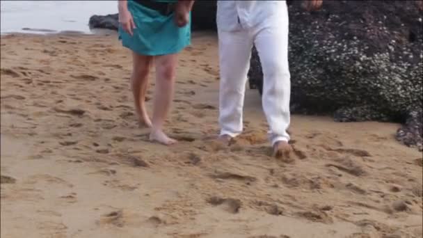 Man och kvinna gå på sand — Stockvideo