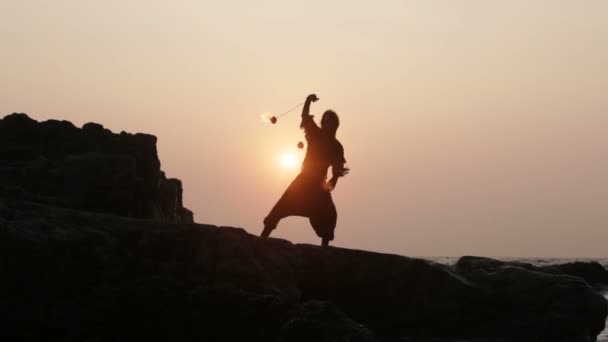 L'homme tourne poi feu 