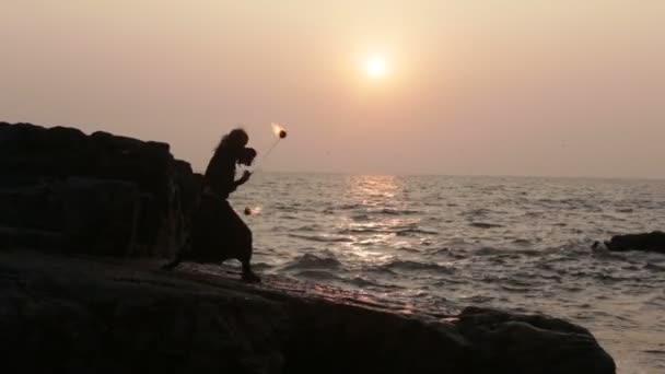 L'homme tourne poi feu 