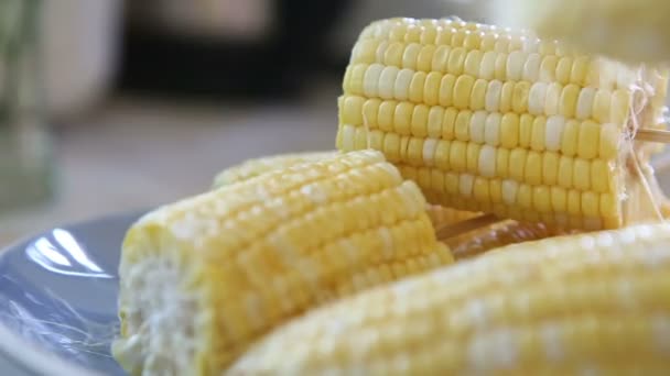 Corn strung on wooden skewers — Stock Video