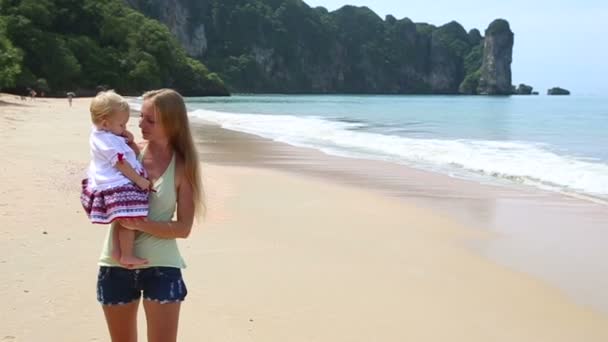 Madre con niña en la playa — Vídeo de stock