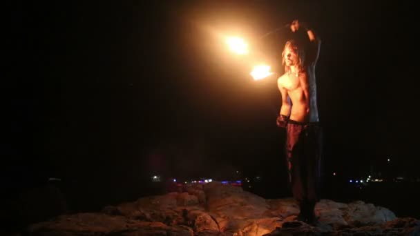 L'homme tourne poi feu — Video